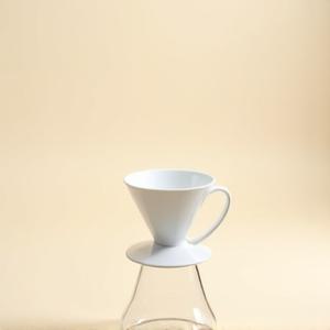 Hario V60 de cerámica blanca con una jarra de goteo